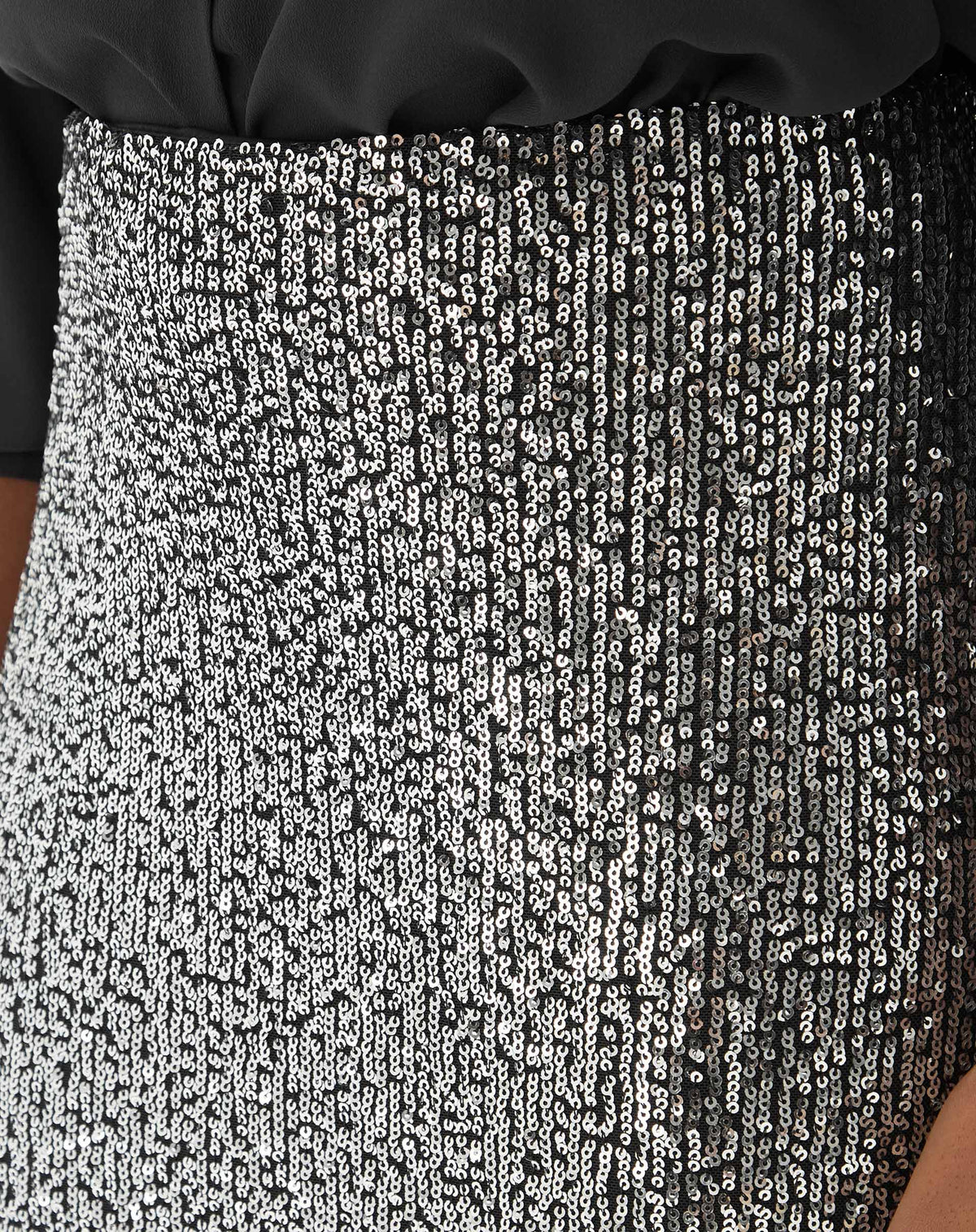 Close-up do tecido de paetê prateado da Saia Midi Tubo de Paetê - Prata.