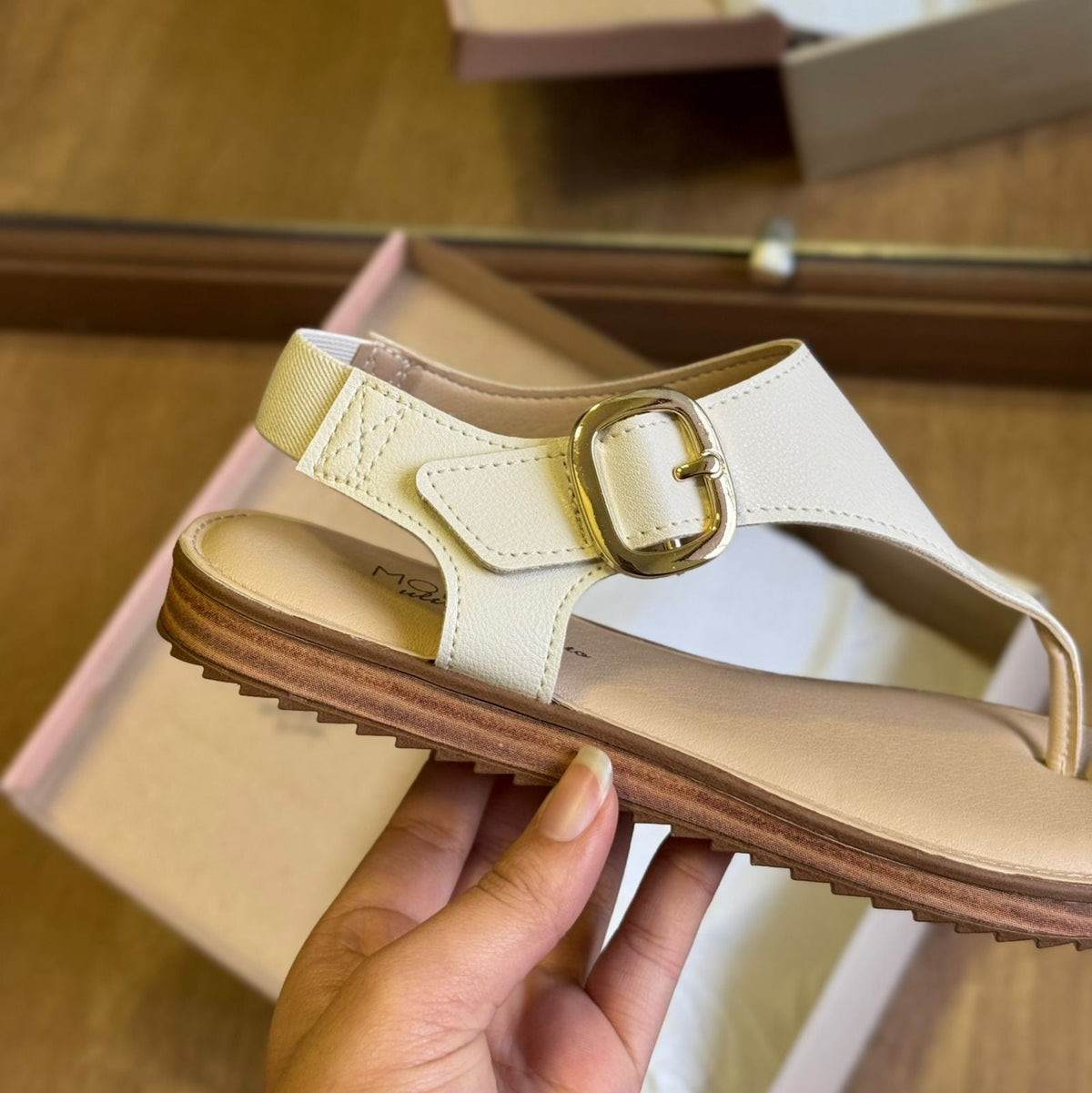 Sandália Modare Com Detalhe Calce Fácil E Elástico Flexivel Ultra Conforto 7141.141