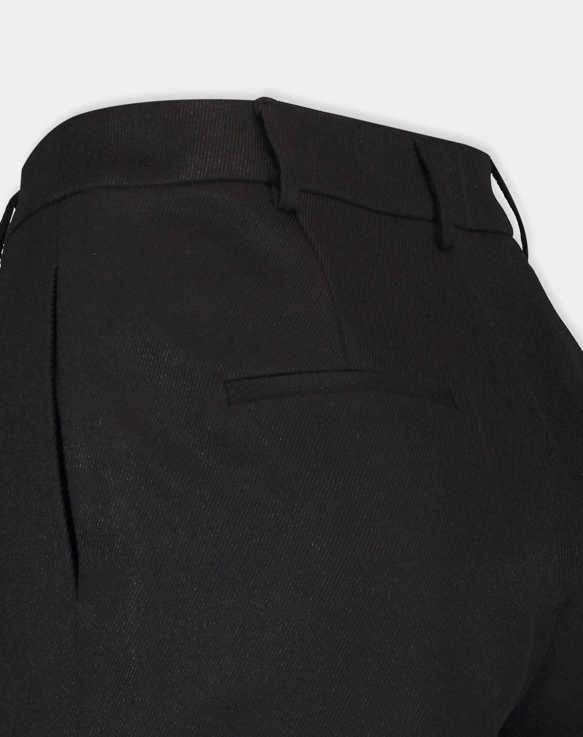 Detalhe lateral e traseiro do shorts preto mostrando bolso embutido e caimento estruturado no quadril