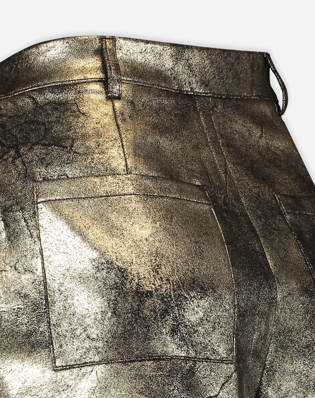 Detalhe de bolso traseiro e acabamento do cós do shorts metálico dourado