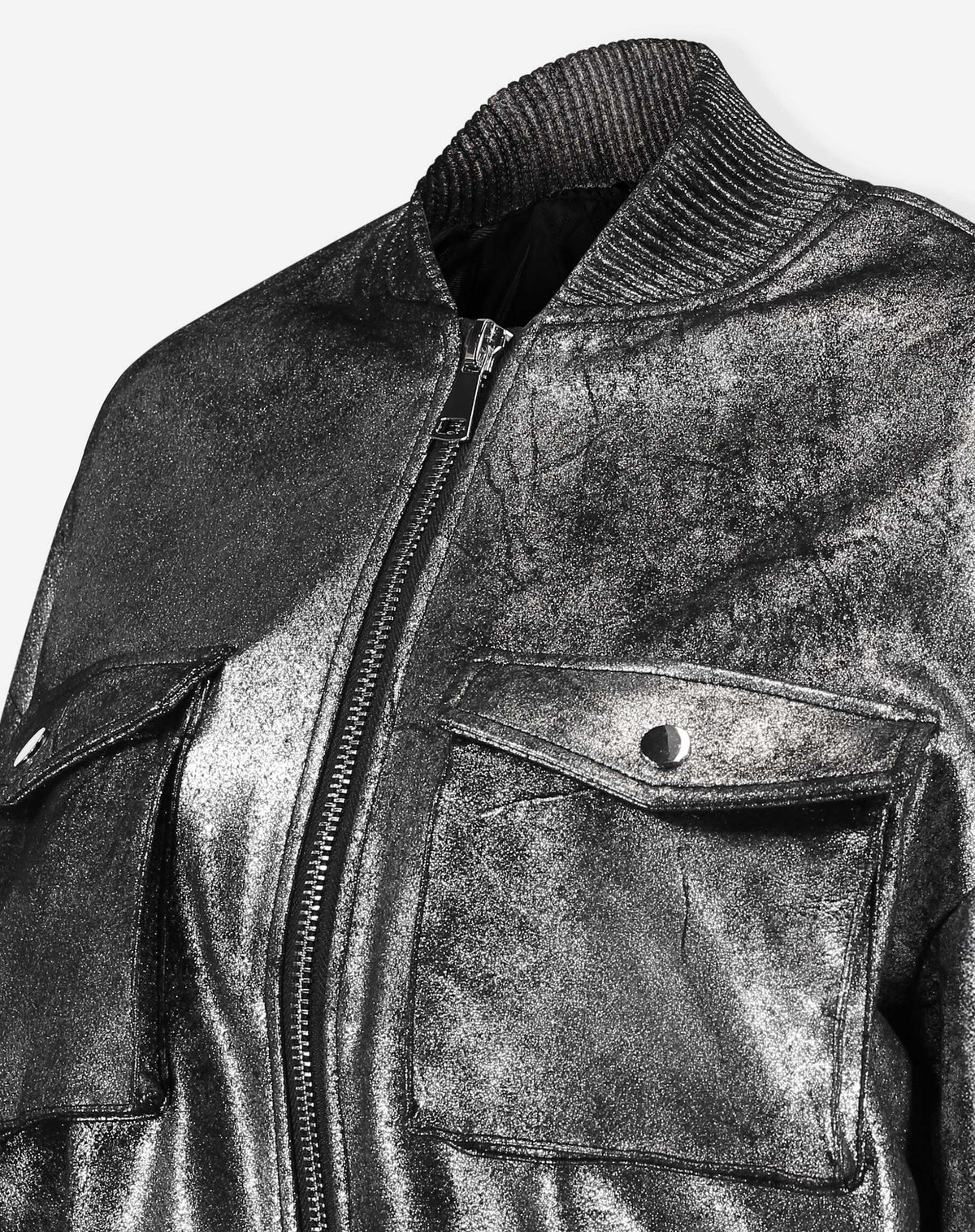 Jaqueta bomber prata fotografada sozinha sobre fundo branco, vista frontal com bolsos de aba, zíper e barra elástica