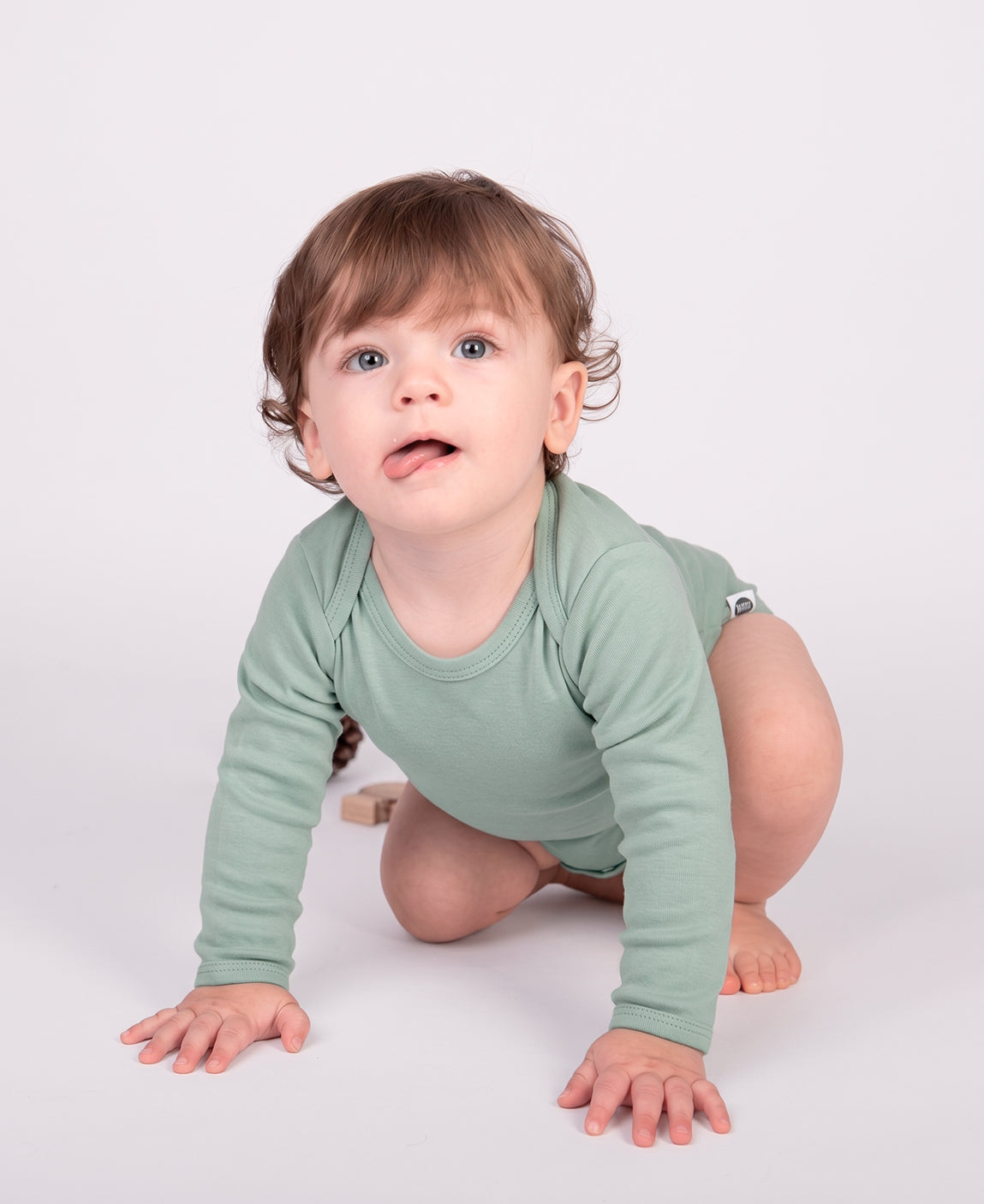 Body MLonga Eucalipto Verde Claro Bebê MiniMalista — modelagem com ombro cruzado em algodão sustentável, body infantil verde acinzentado natural, blusinha botões entrepernas, agasalho bebê unissex