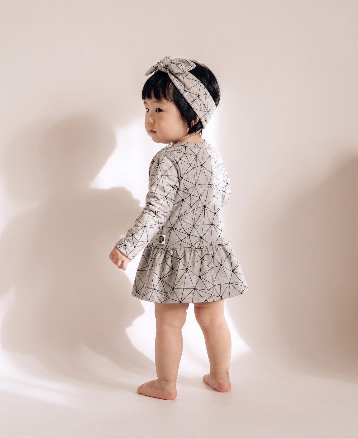 Detalhe do Body-Vestido Bebê Manga Longa estampa Satellite Mescla — malha mescla 85% algodão com satélites minimalistas, MiniMalista Baby moda inverno
