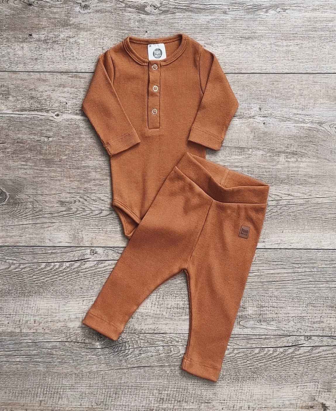 Conjunto Body + Calça Canelada Bebê Liso Ginger MiniMalista — look coordenado unissex de inverno em malha canelada, caramelo terroso alaranjado, algodão 100% aconchegante respirável do RN aos 18-24 meses.