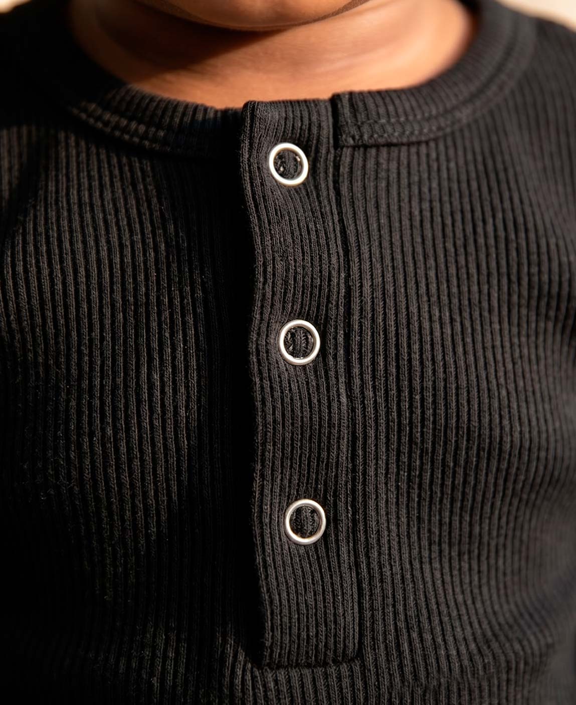 Conjunto Body + Calça Canelada Bebê Liso Preto MiniMalista — vista alternativa do look coordenado unissex, algodão canelado macio, tom Preto sóbrio escandinavo minimalista.