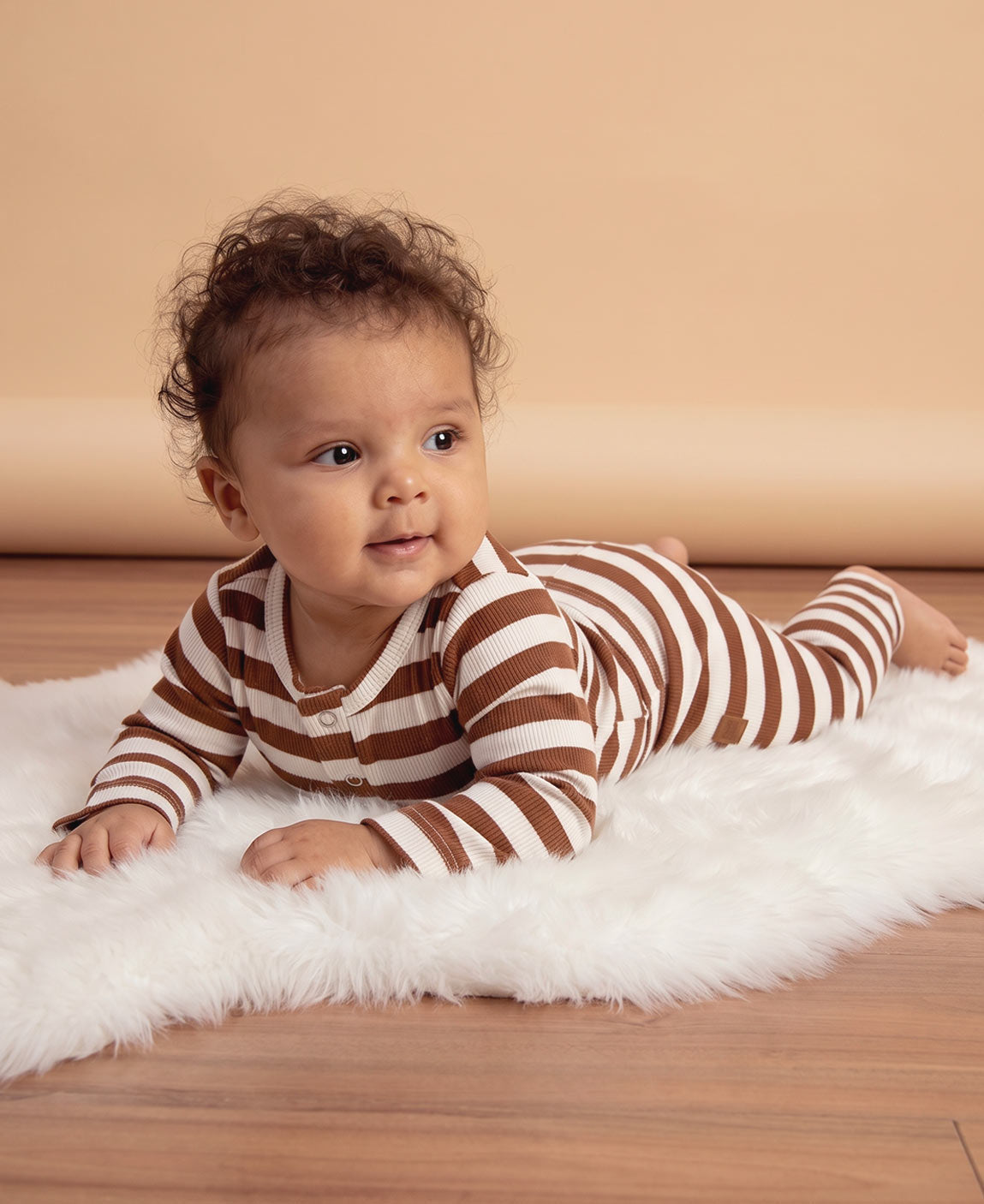 Conjunto Body + Calça Canelada Bebê Listras Caramelo MiniMalista Baby — vista alternativa do look coordenado unissex, malha 100% algodão canelado que respira e agasalha, do RN aos 18-24 meses.
