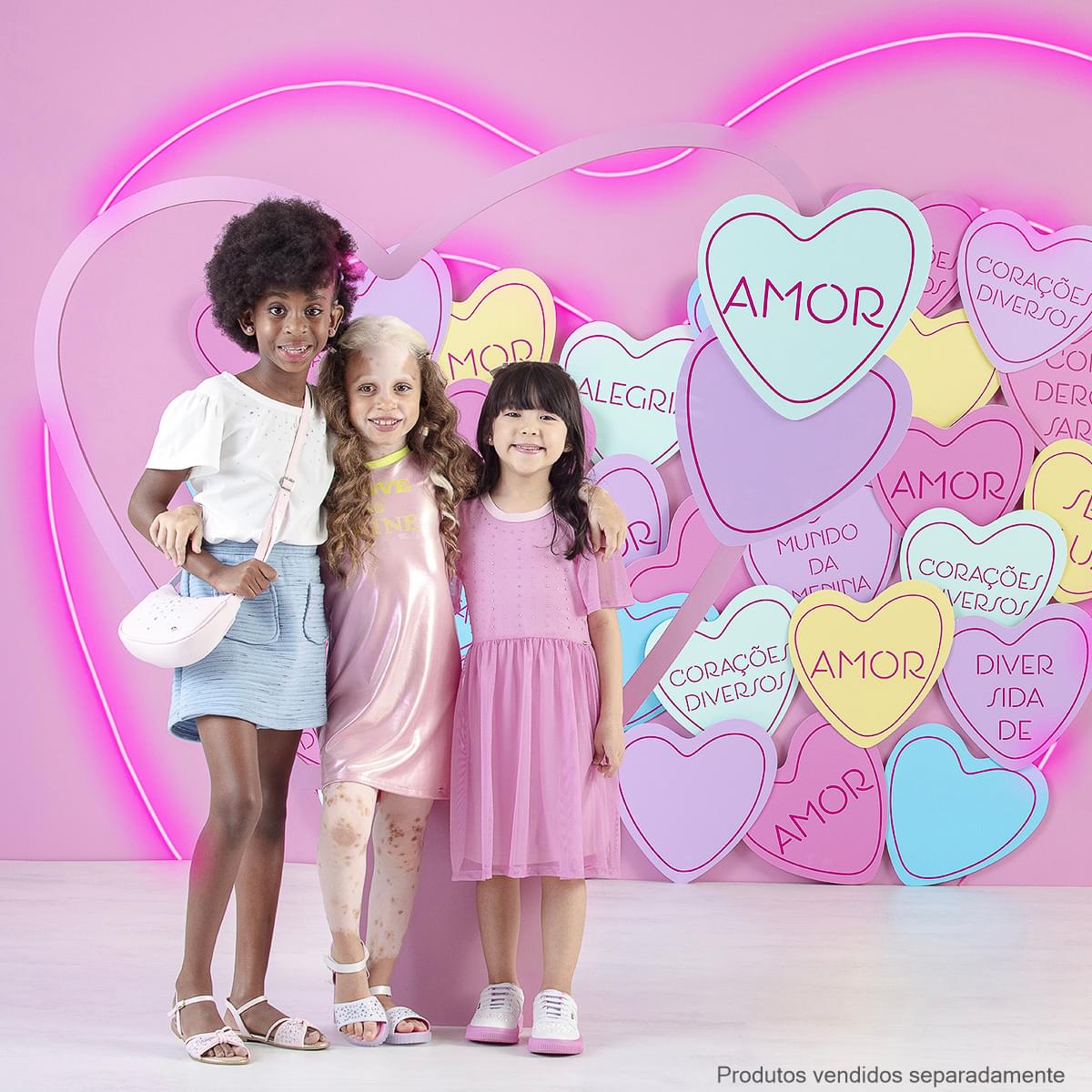 Vestido Infantil Pampili Tule e Pedras Strass Rosa - menina usando o vestido com tênis infantil
