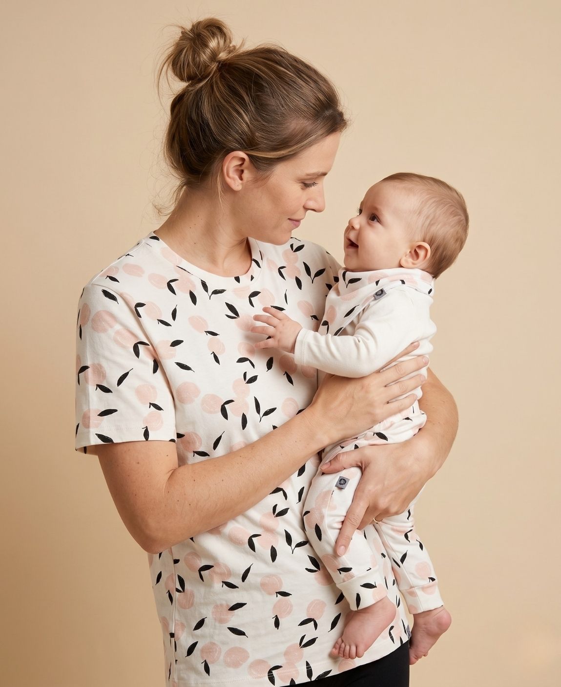 Kit Tal Mãe Tal Filho Camiseta Adulto + Calça Harém Bebê | Apricots
