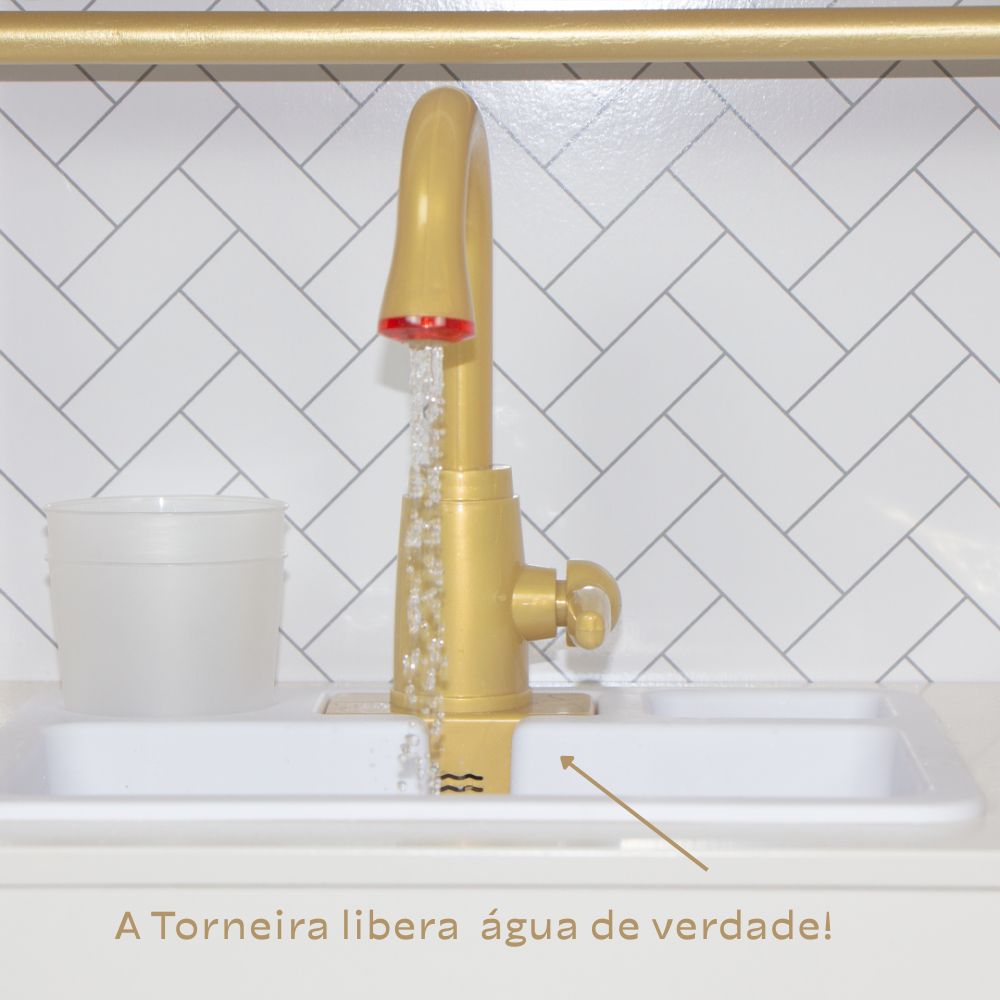 COZINHA FUNCIONAL E ACESSORIOS COM DETALHES EM BRANCO E DOURADO