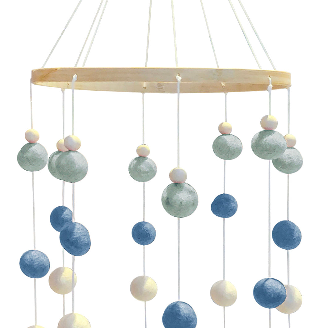 MOBILE POMPOM EM TONS DE AZUL