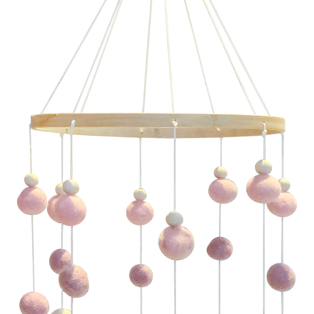 MOBILE POMPOM EM TONS DE ROSA