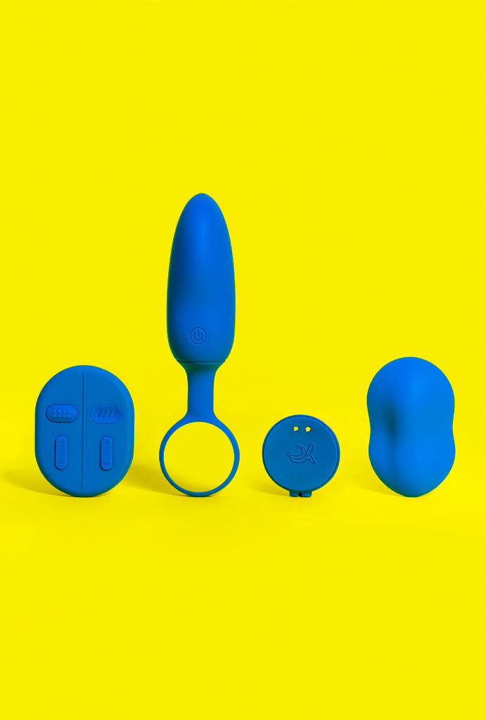 Vibrador para casal MOBI, com plug penetrável, calcinha vibratória e controle remoto em destaque.