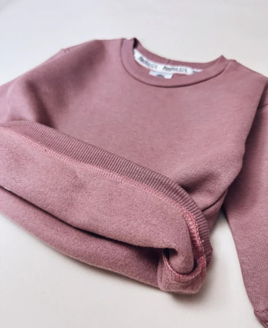Detalhe Moletom Liso Dark Rose MiniMalista Baby — close textura peluciada algodão premium, rosé escuro unissex, estilo escandinavo minimalista, qualidade tecido moletom infantil vintage