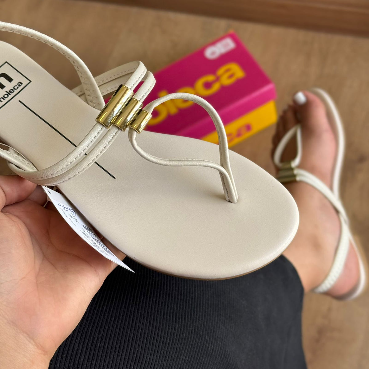 Sandália Moleca Rasteirinha Detalhe Dourado 5557.109