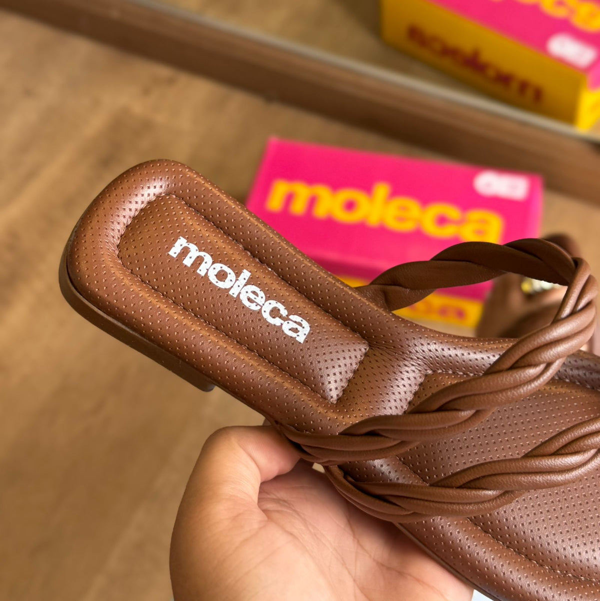 Sandália Moleca Rasteirinha Detalhe Dourado 5570.102