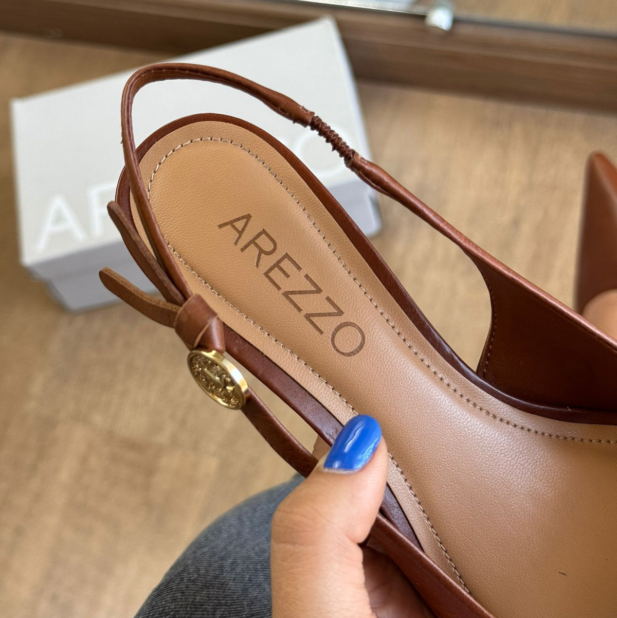 Scarpin Arezzo Couro Slingback Metal Heritage A127570201