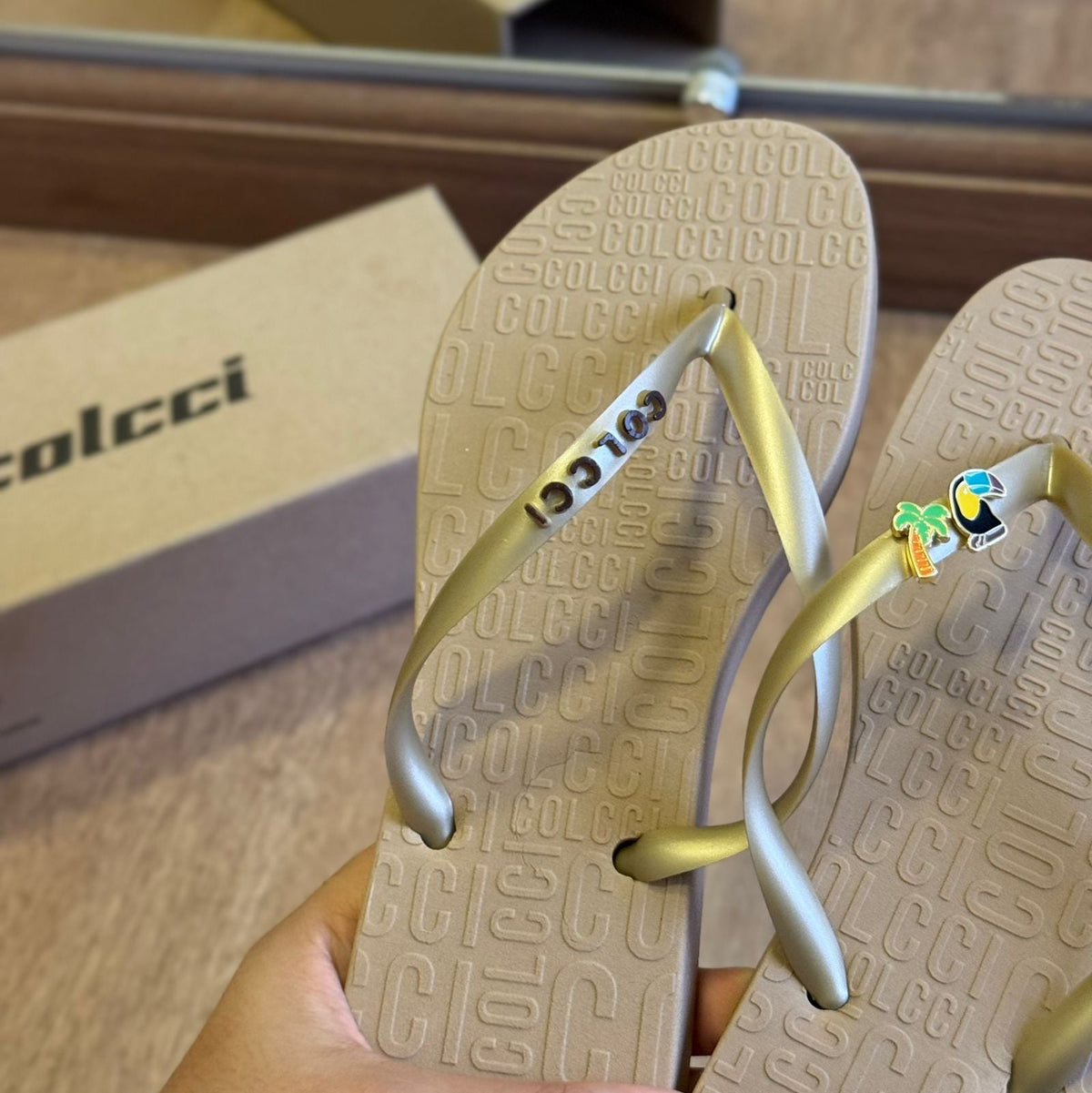 Chinelo De Dedo Colcci Rio 158.01.00901 + Pin Tucano e Coqueiro GRÁTIS