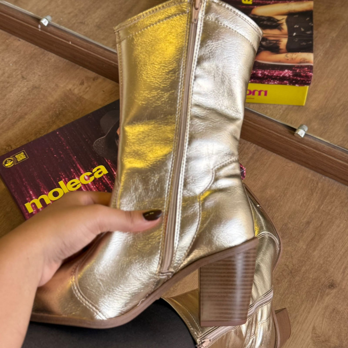 Bota Moleca Detalhe Dourado Coleção Ana Castela 5355.100