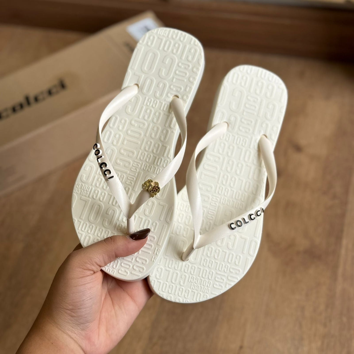 Chinelo De Dedo Colcci Rio 158.01.00901 + Pin Pet