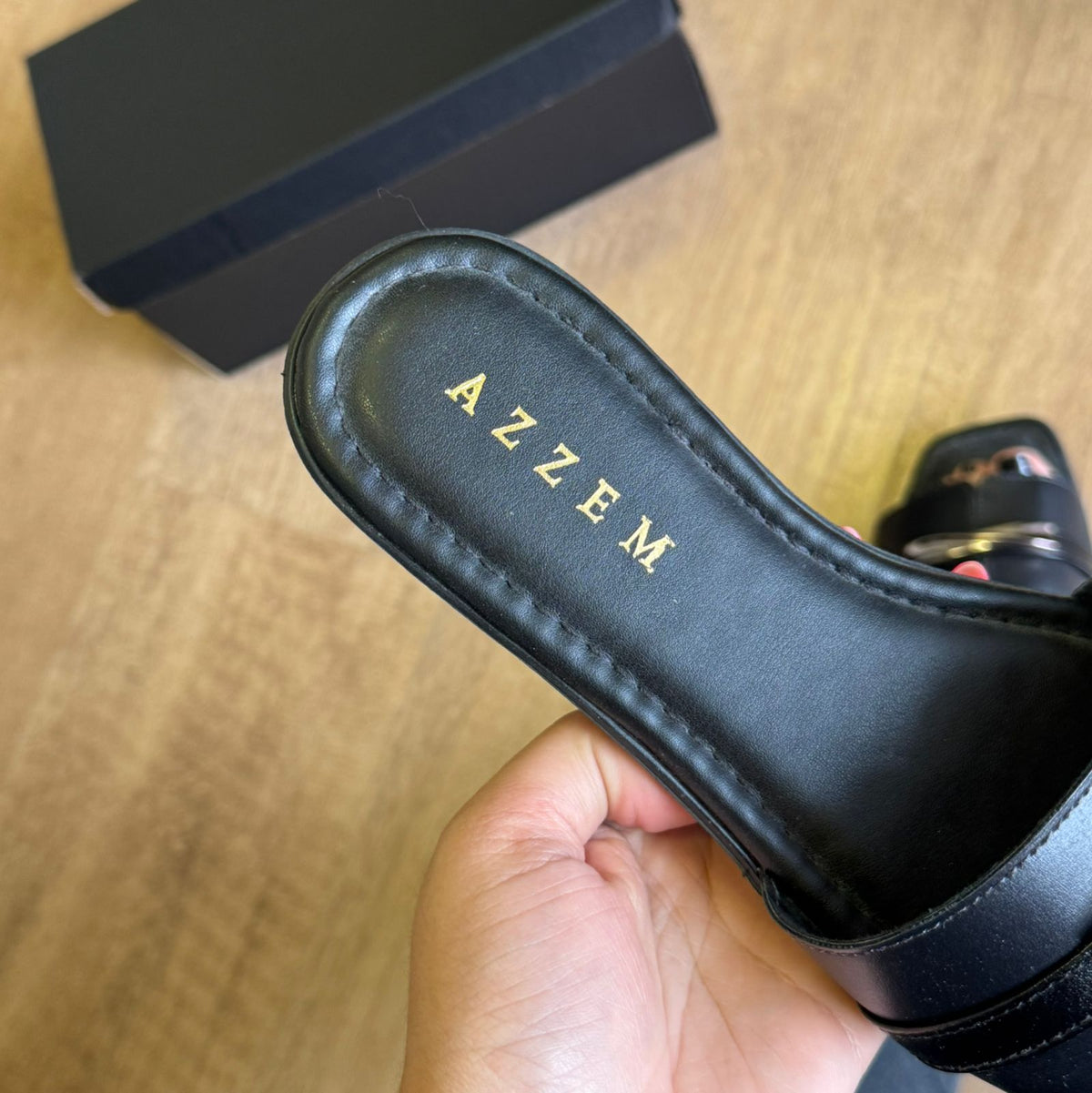 Sandália Azzem Flat Detalhe Dourado ME2738