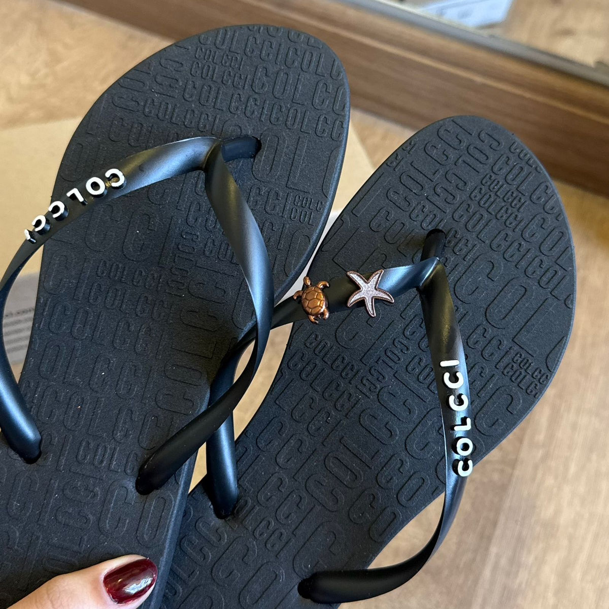 Chinelo De Dedo Colcci Rio 158.01.00901 + Pin Tartaruga + Pin Estrela