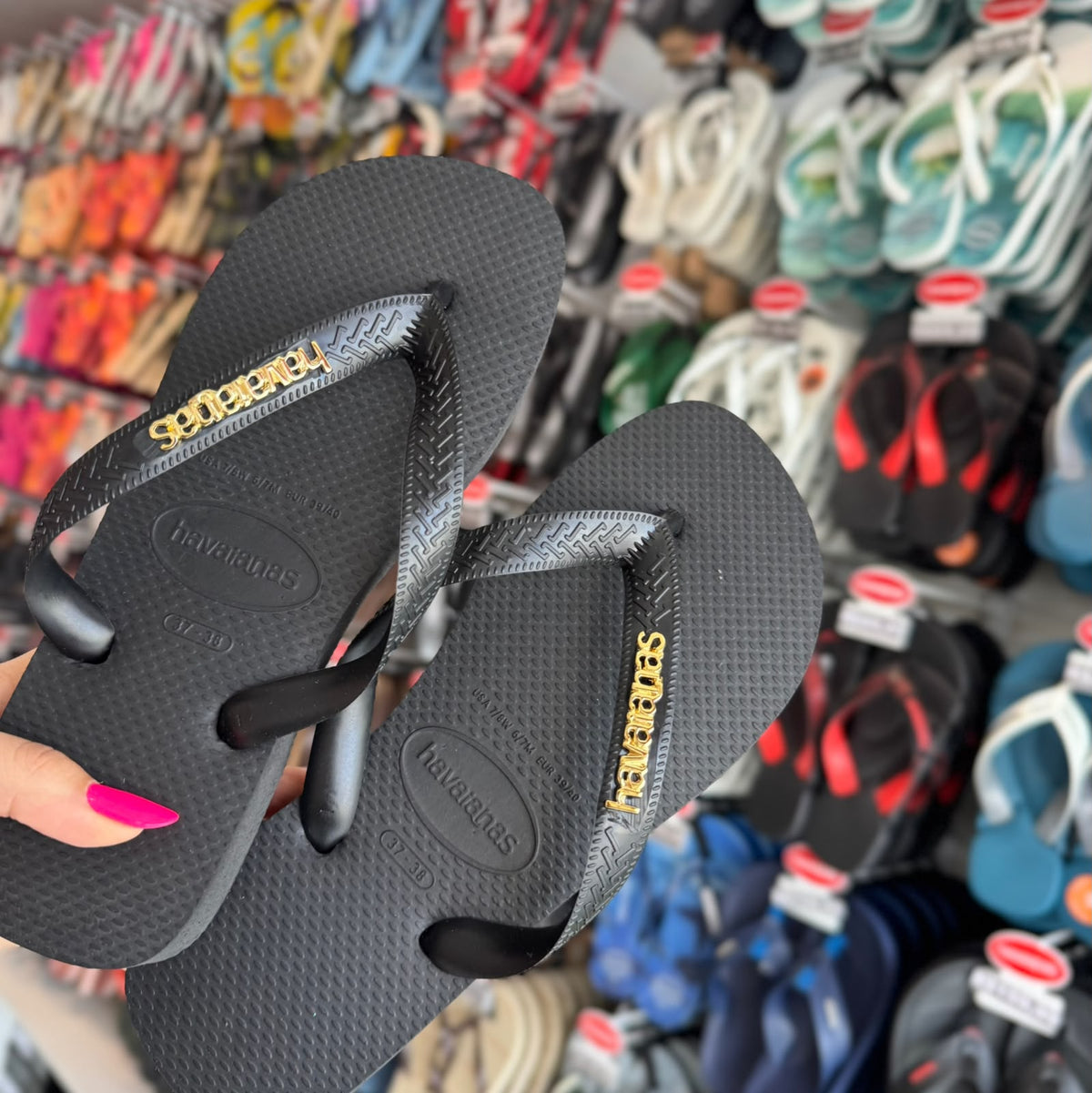 Havaianas Top + Placa Logo Dourado