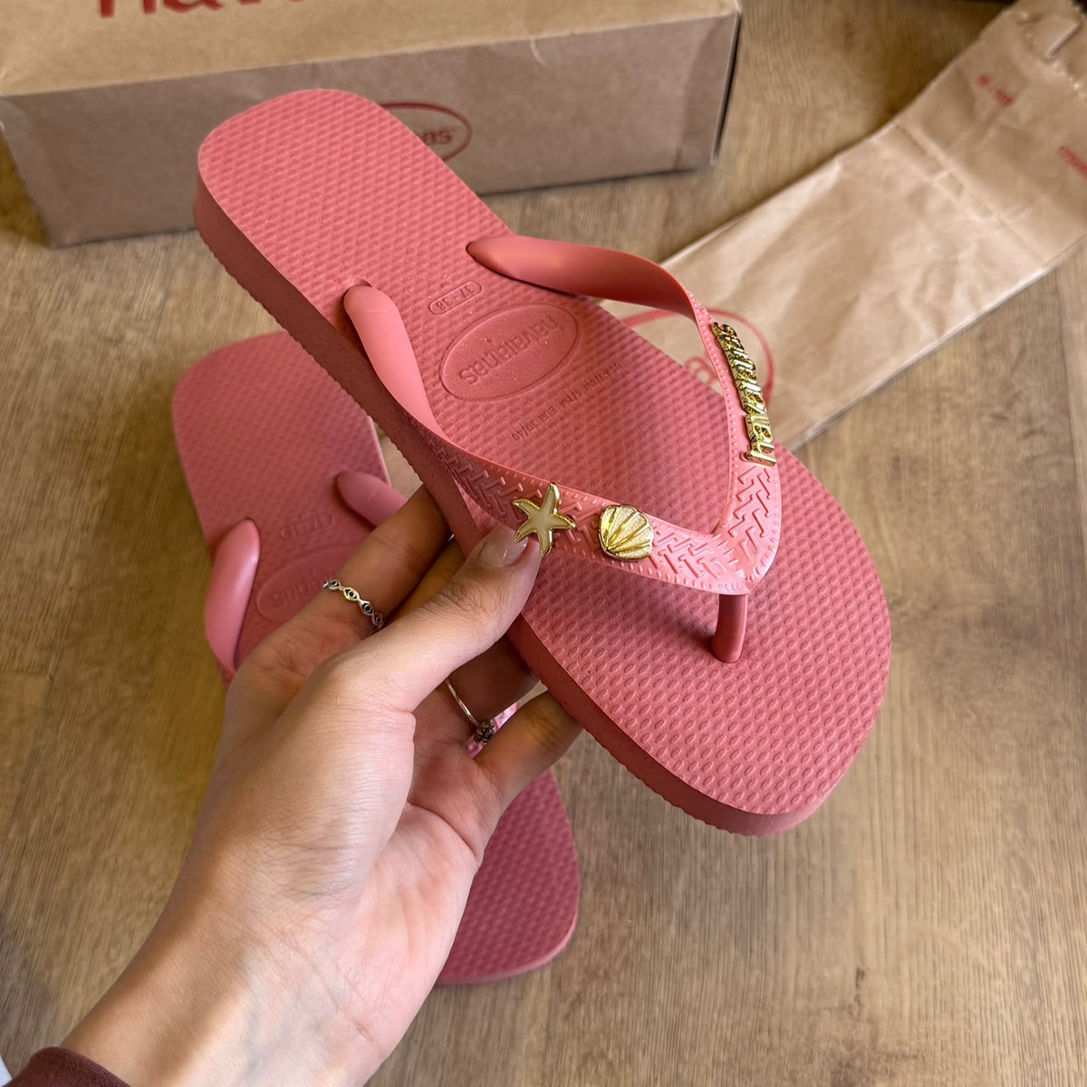 Havaianas Top + Placa Logo Dourada + Pin Estrela E Concha