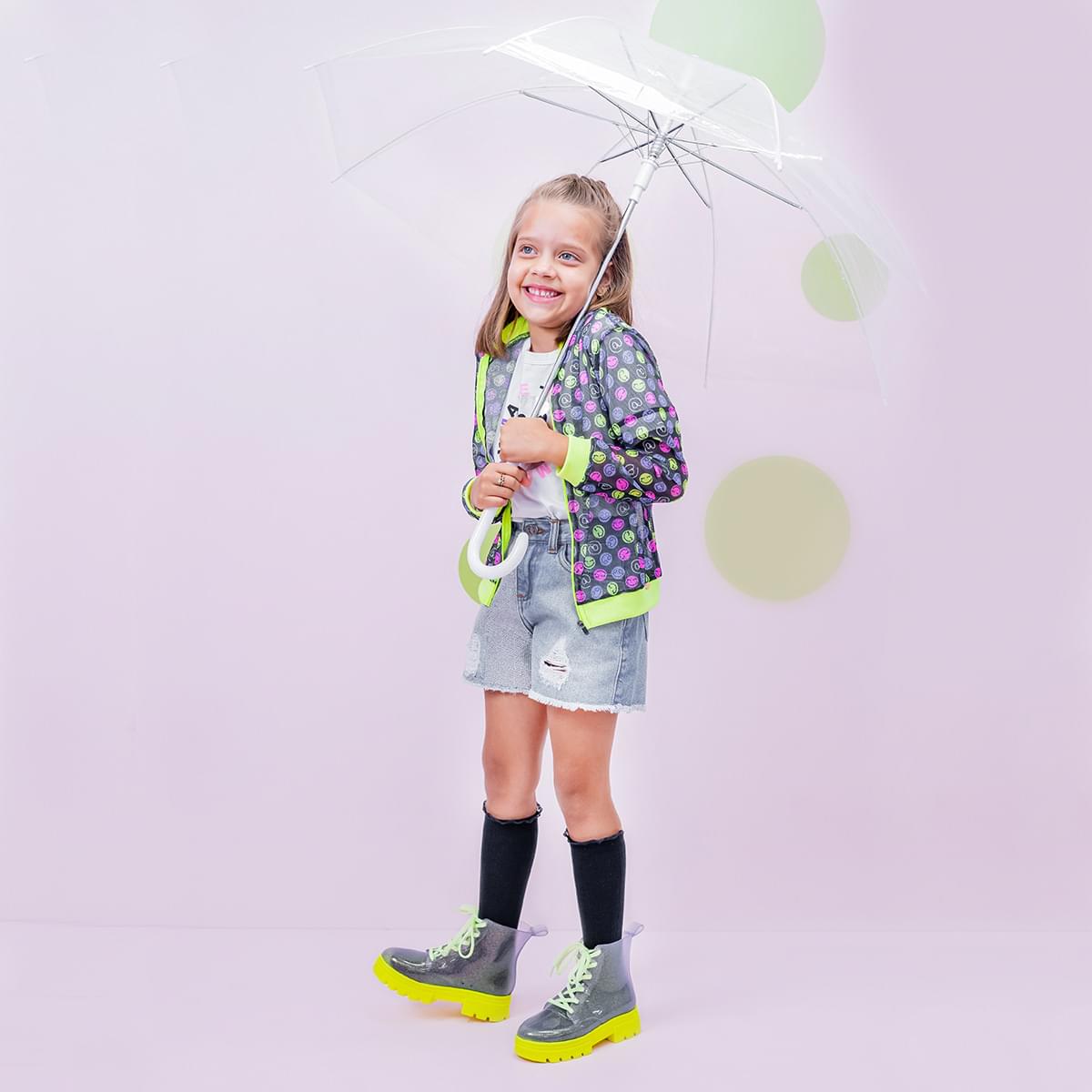 Bota Infantil Feminina Pampili Isa Glee Transparente e Amarela Flúor - sola transparente no pé da menina