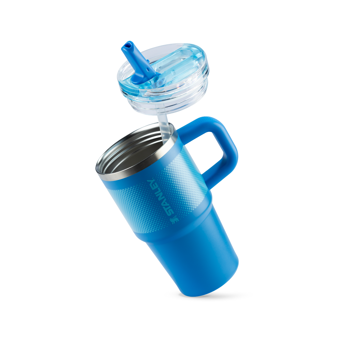 Quencher Protour Stanley azul vibrante com canudo e tampa transparente, inclinada para exibir seu interior de aço inoxidável e pega texturizada.