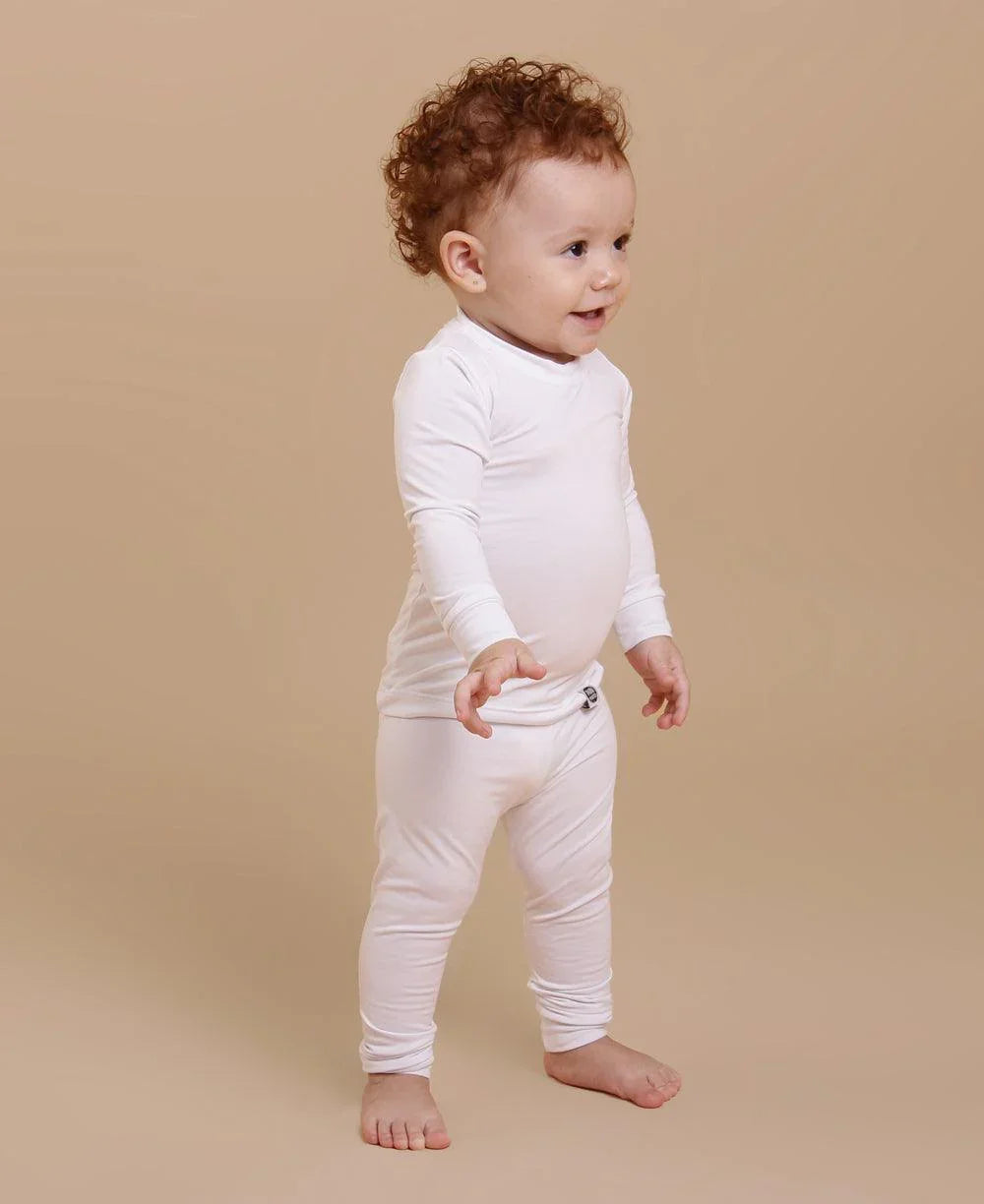 Calça Térmica Infantil Branco Algodão MiniMalista — peça térmica para neve, esqui, montanha, viagens pra clima frio e dia a dia escolar no inverno. Estética escandinava minimalista, bacteriostática que neutraliza odores.