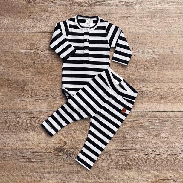 Calça Slim Canelada Listras Preto e Branco ângulo alternativo - listras marinheiro clássicas - detalhes do caimento e bainha - MiniMalista Baby