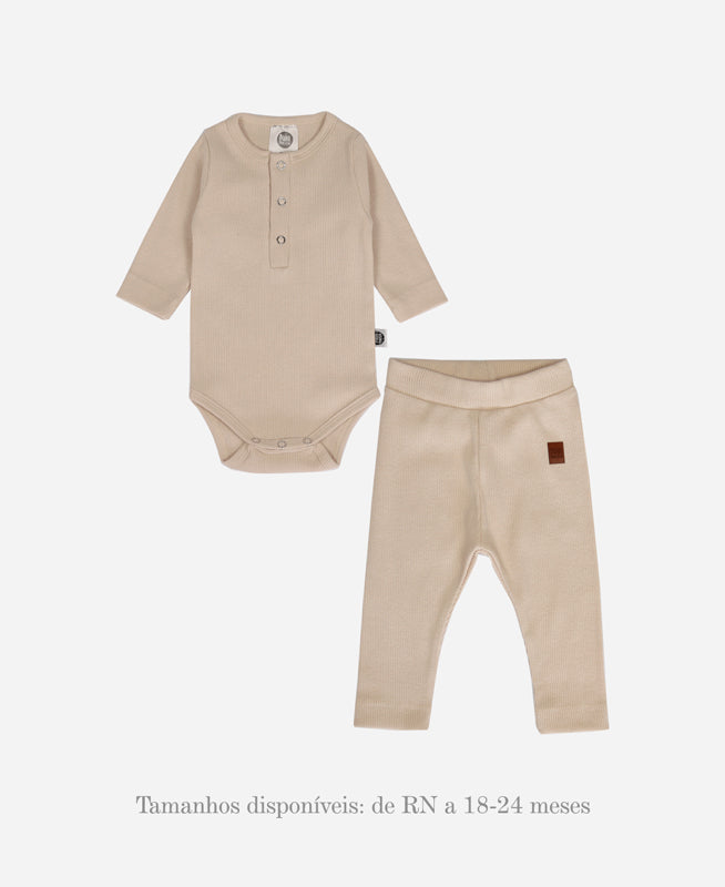 Conjunto Body Manga Longa + Calça Slim Canelada Bebê Liso Bege Claro MiniMalista Baby — look coordenado unissex em malha canelada 100% algodão, tom Bege Claro suave, marca criada por mãe pra pele sensível.