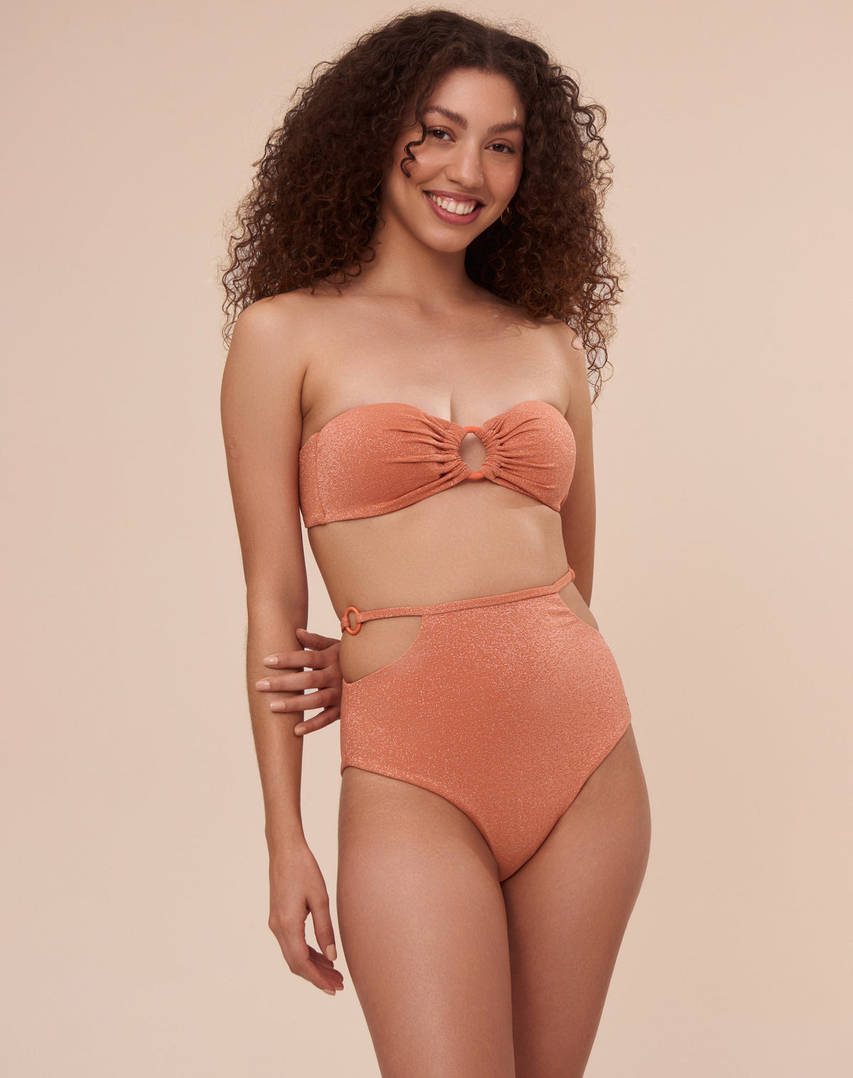Top strapless papaya com detalhe de argola metálica frontal, vista frontal.