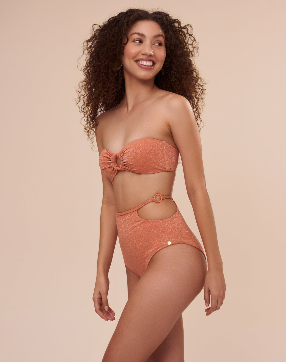 Top strapless papaya com argola metálica e lycra com brilho, vista lateral.