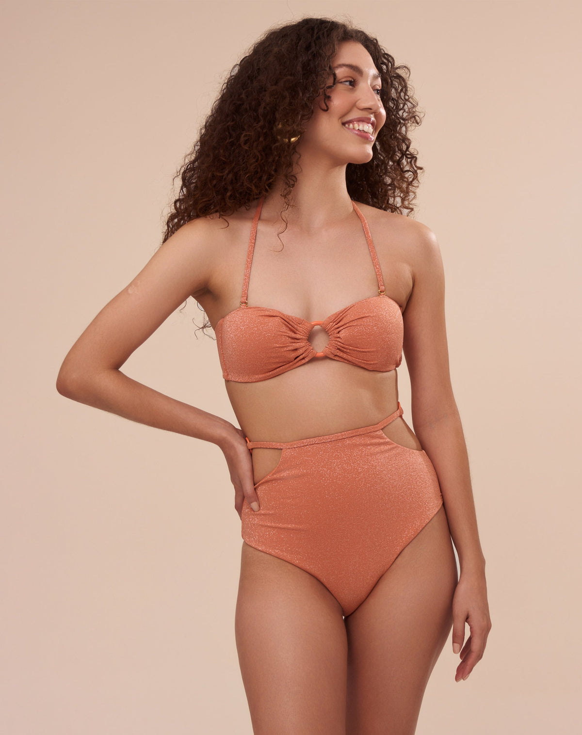 Hot pant laranja com argola lateral e tiras finas, vista frontal.