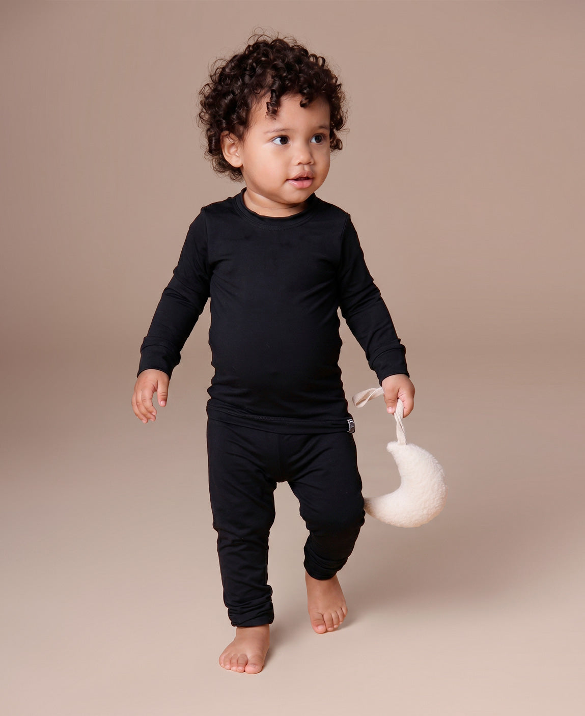 MiniMalista Blusa Térmica Manga Longa Liso Preto vista frontal — segunda pele térmica infantil em microfibra (92% Poliéster + 8% Elastano) com Proteção UV 50+, Shape Memory e tecnologia bacteriostática. Unissex, do bebê de 0-3 meses aos 5-6 anos.