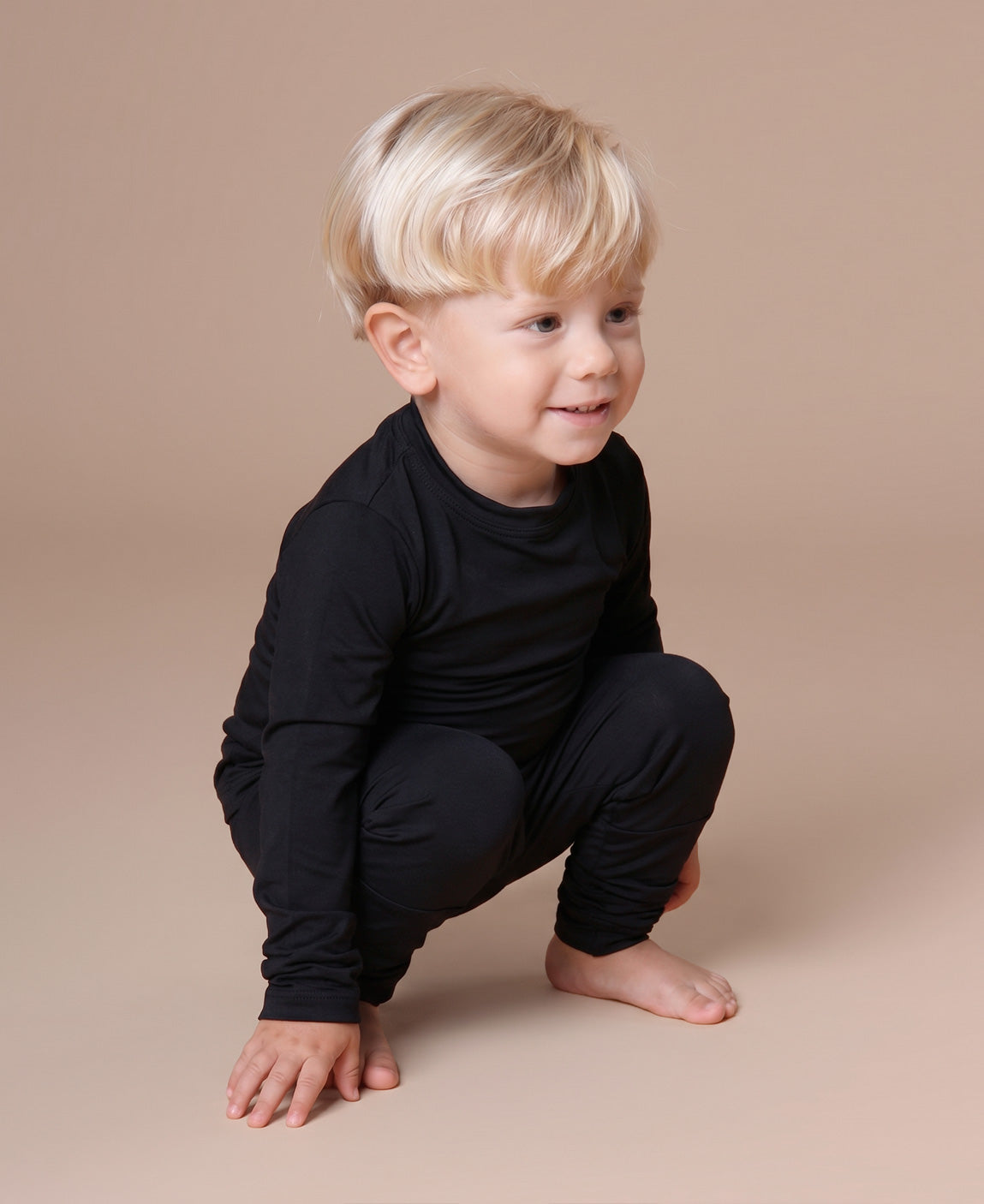 Blusa Térmica Infantil Preto MiniMalista — peça térmica para neve, esqui, montanha, viagens pra clima frio e dia a dia escolar no inverno. Estética escandinava minimalista, bacteriostática que neutraliza odores naturalmente.