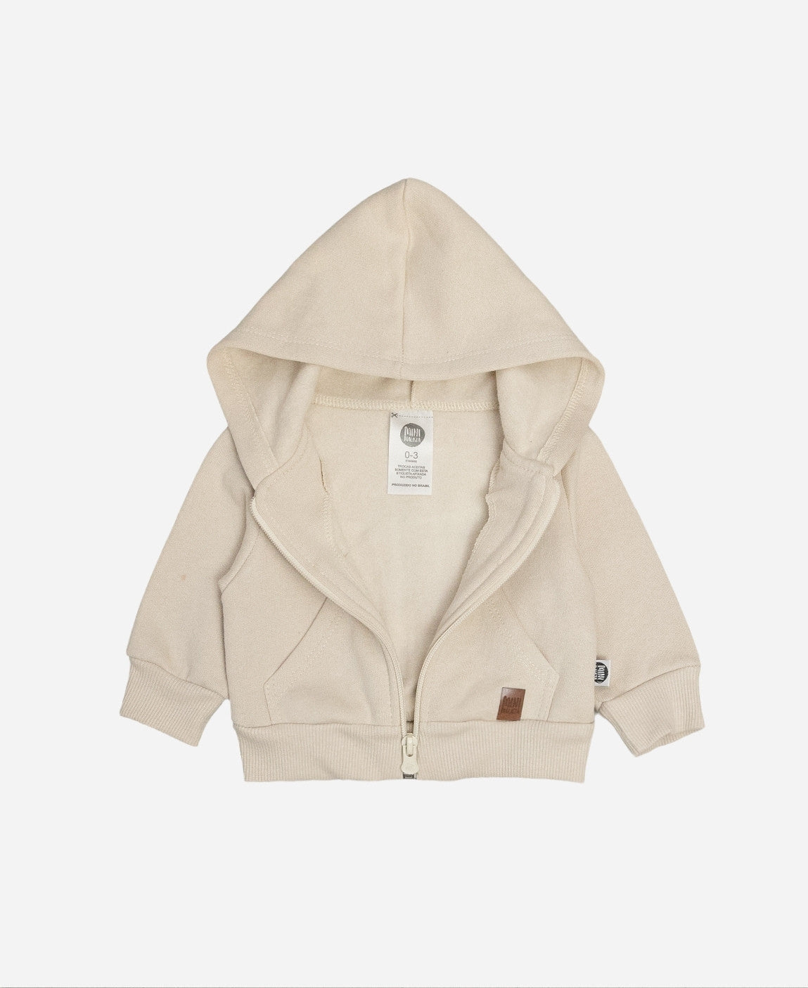 Casaco Moletom Bege Claro Bebê Criança Unissex MiniMalista Baby — look completo com bebê usando o casaco sobre body canelado + calça slim canelada Beige, formando conjunto de inverno monocromático. Do 0-3m ao 5-6 anos, menino ou menina.