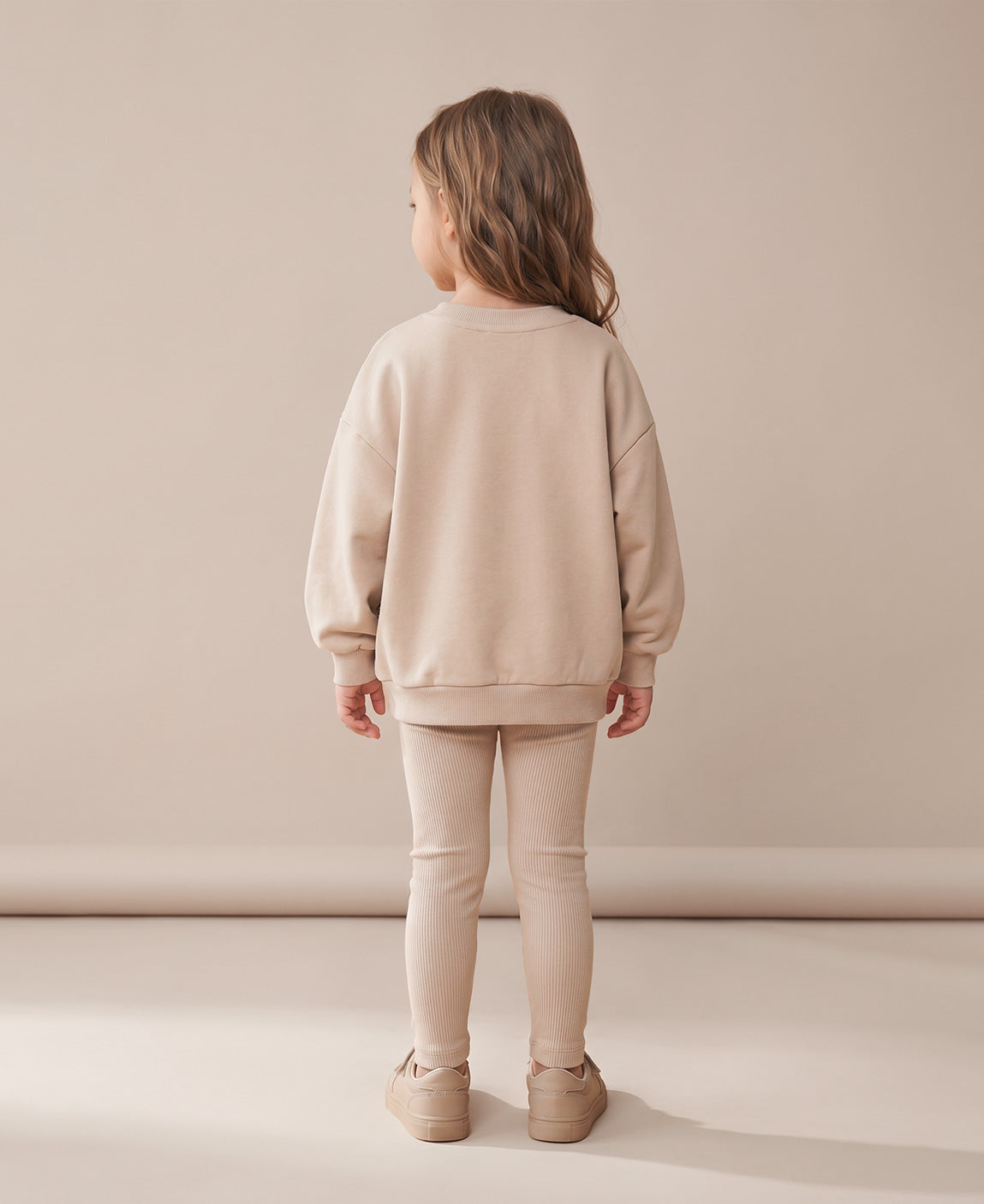 MiniMalista Conjunto Moletom + Calça Canelada Liso Bege Claro detalhe do moletom peluciado por dentro. Conjunto infantil 100% algodão fio penteado para bebê e criança, peluciado quentinho, interior macio antialérgico, hoodie + leggings clássico unissex.