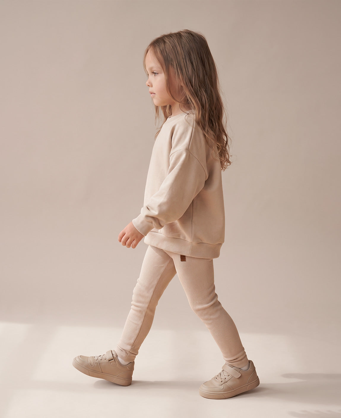Calça Canelada Slim Liso Bege Claro MiniMalista — calça infantil unissex 100% algodão em ribana, caimento slim ajustado, bege claro coringa que combina com tudo do guarda-roupa, do bebê de 0-3 meses aos 5-6 anos.