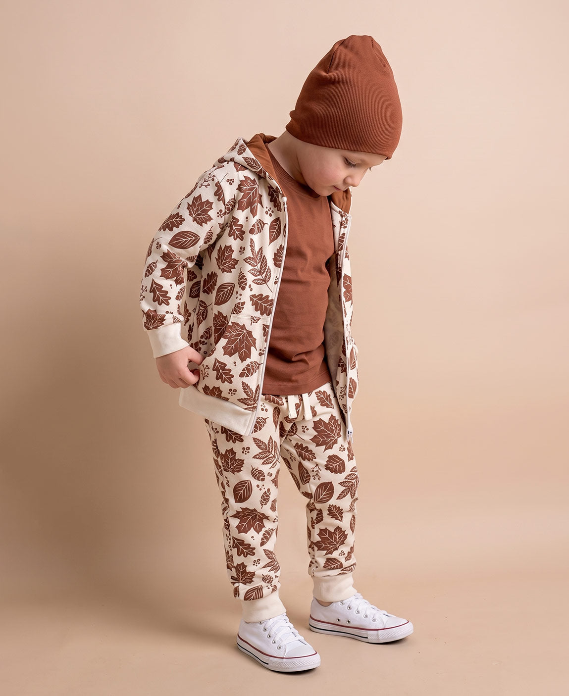 Conjunto Moletom Peluciado Fall MiniMalista Baby — look coordenado unissex casaco + calça em estampa folhagem outonal allover, ideal pra terceira camada sobre peças caneladas, do RN aos 5-6 anos.