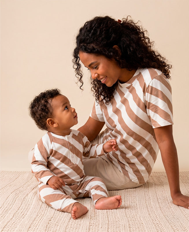 Kit Tal Mãe Tal Filho Camiseta Adulto + Macacão Bebê | Listras Diagonais Bege