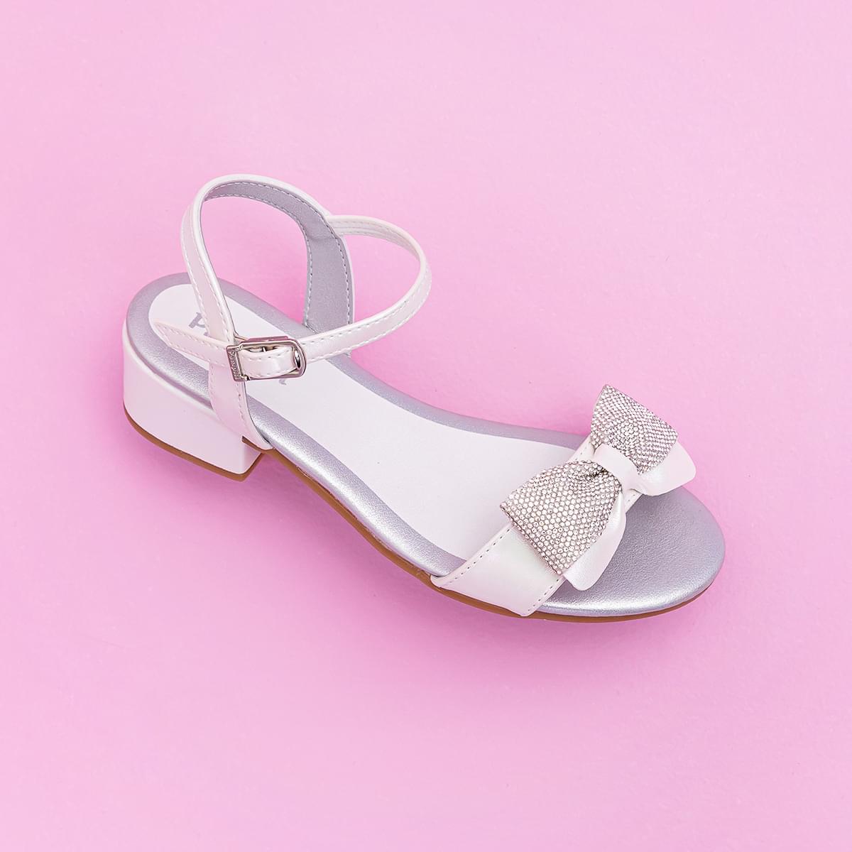 Sandália Infantil com Salto Pampili Fancy Laço Manta de Strass Branca Holográfica - frente da sandália com fivela easy