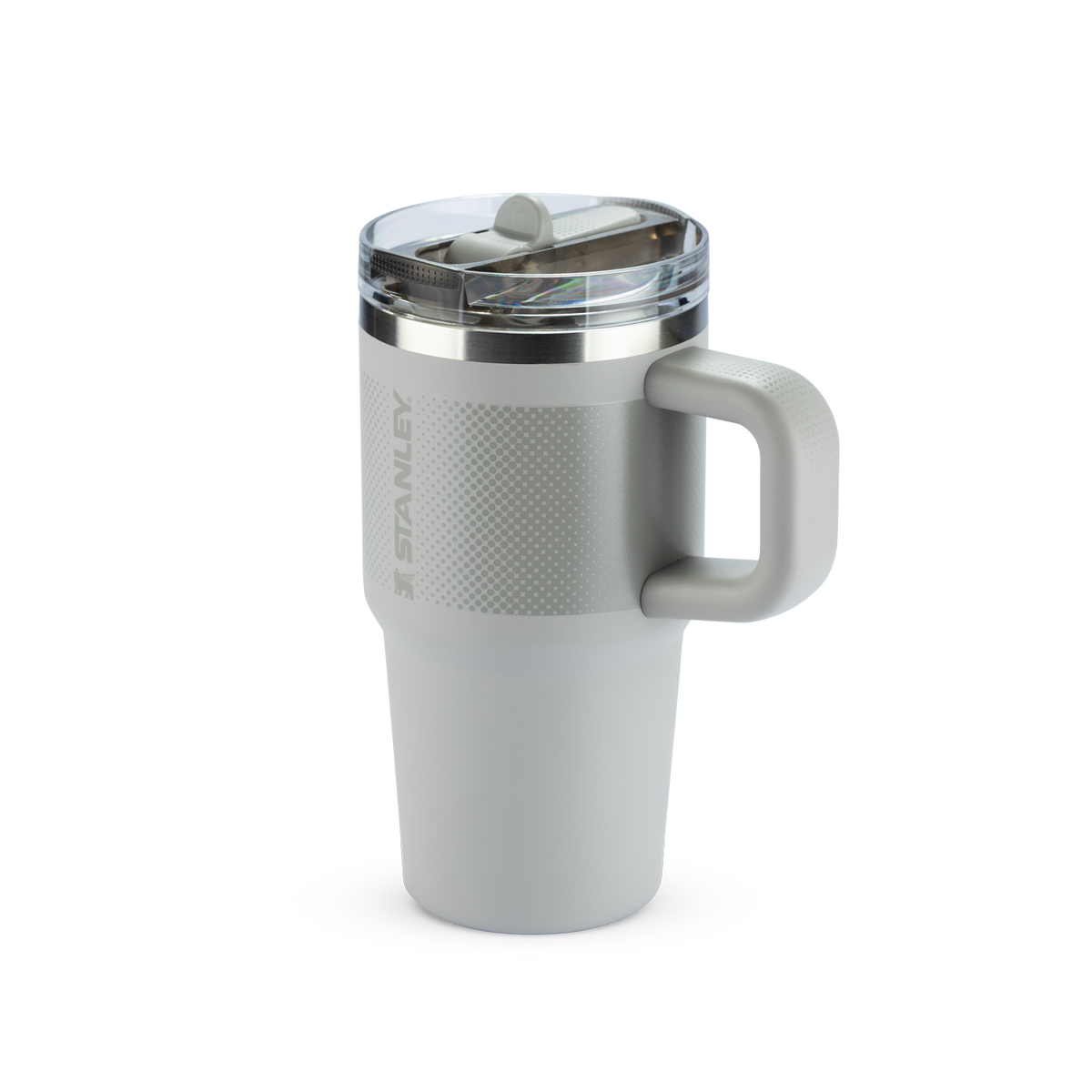 Quencher Stanley cinza-claro com alça texturizada, tampa transparente e alça larga para fácil manuseio. Ideal para bebidas quentes ou frias.