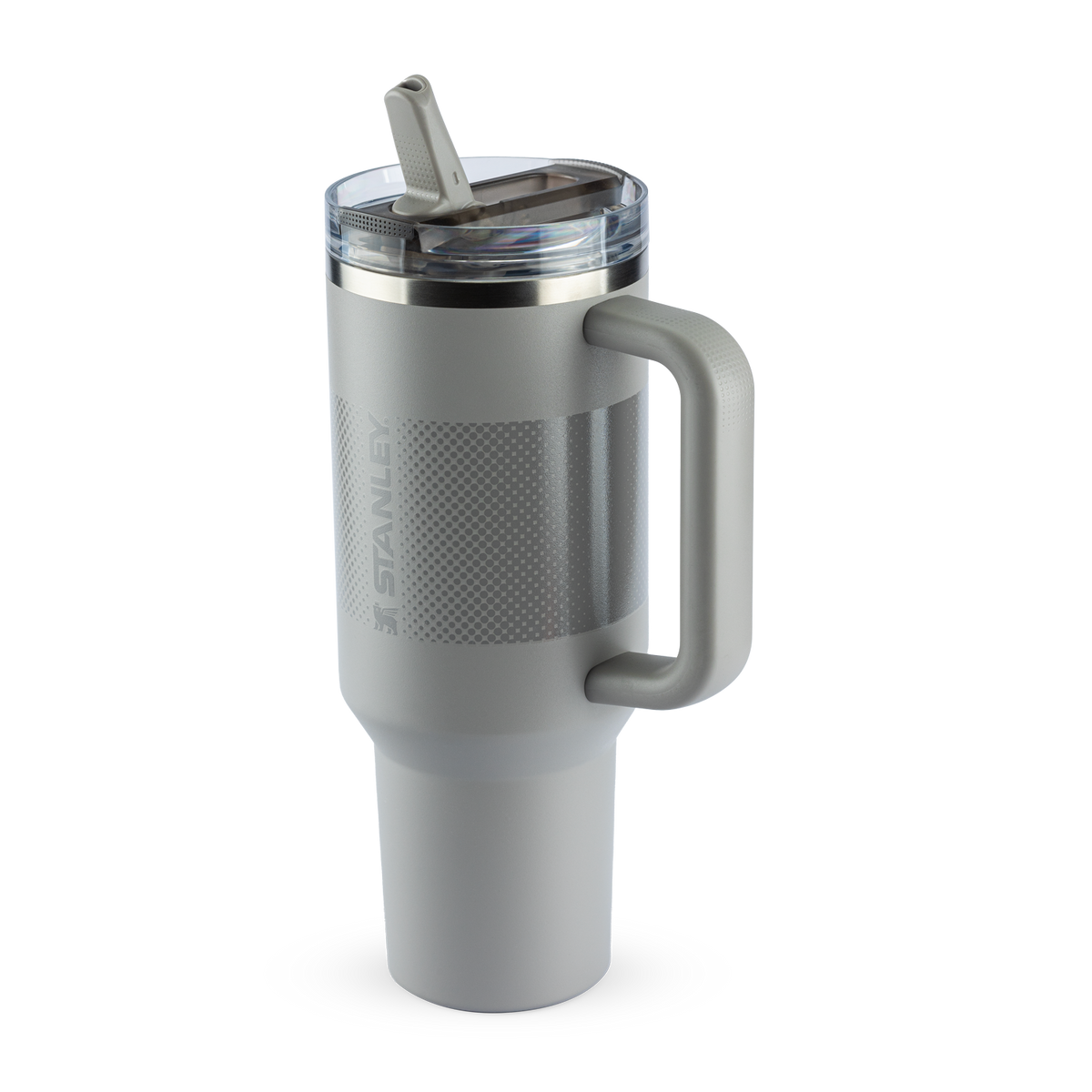 Caneca térmica cinza claro da marca Stanley, com alça integrada e tampa removível com bico. Possui padrão texturizado e o logotipo "STANLEY" gravado.