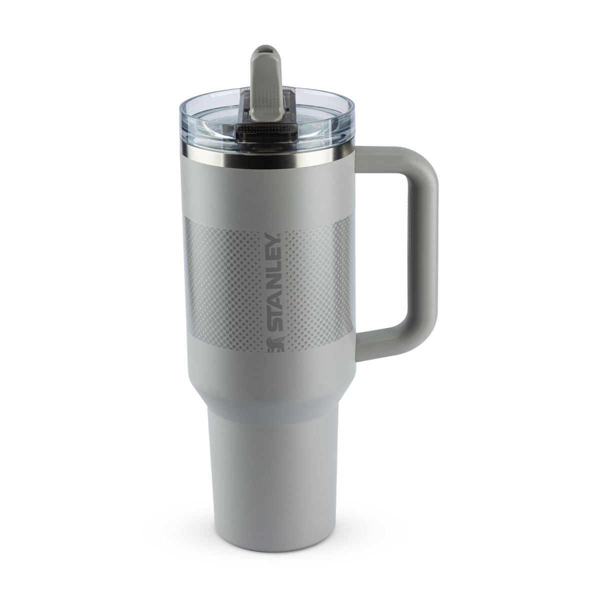 Caneca térmica cinza claro da marca Stanley, com alça integrada e tampa removível com bico. Possui padrão texturizado e o logotipo "STANLEY" gravado.