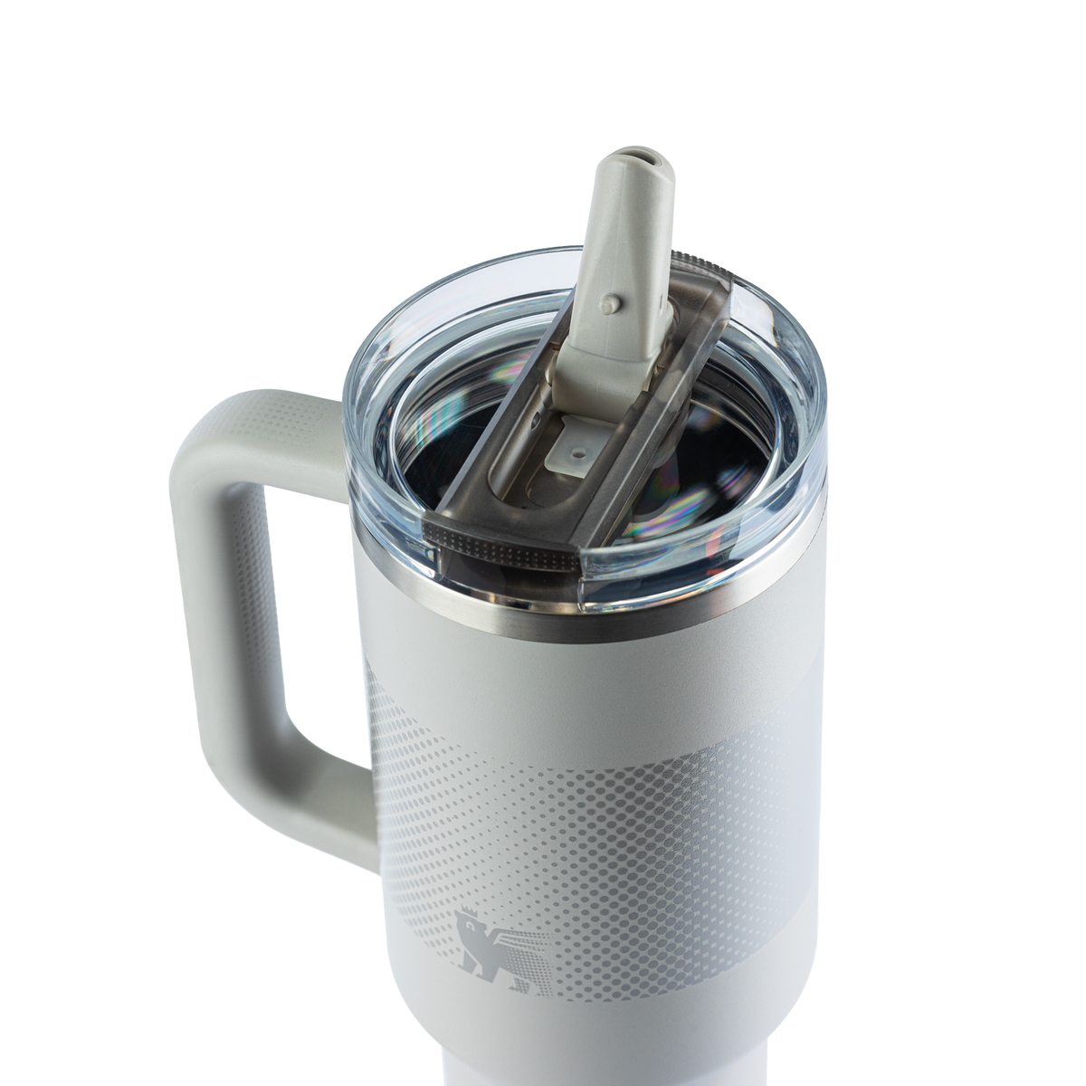 Caneca térmica Stanley na cor cinza claro, com alça ergonômica e tampa com bico retrátil. Apresenta textura perfurada e a marca "STANLEY" estampada.