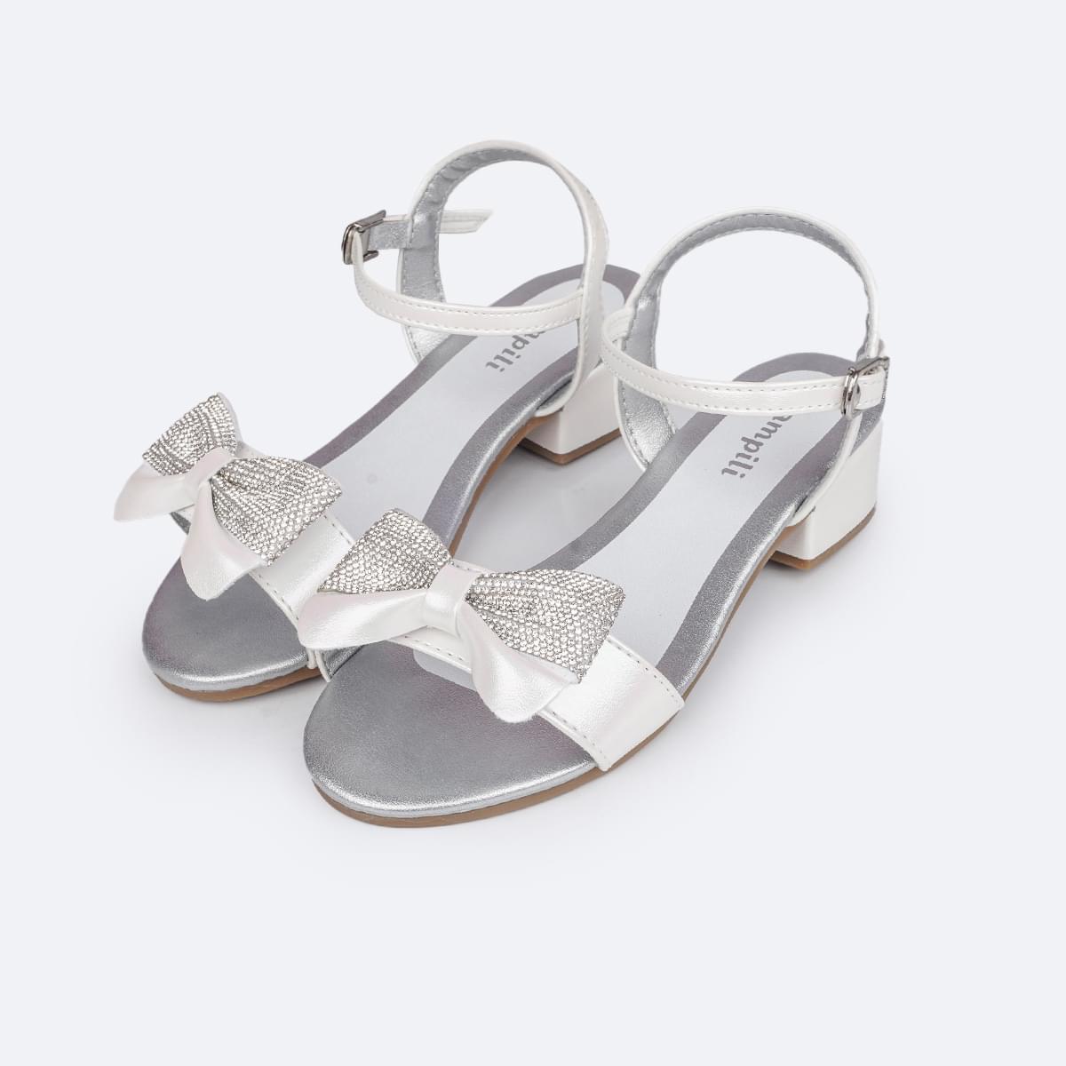 Sandália Infantil com Salto Pampili Fancy Laço Manta de Strass Branca Holográfica - frente da sandália