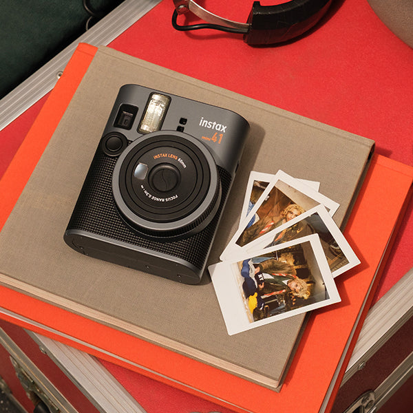 Combo Câmera Instantânea Fujifilm instax mini 41™ Preta + Filme Fujifilm instax™ mini Branco 20 Fotos