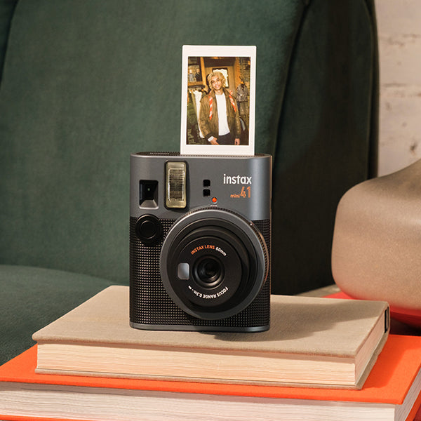 Combo Câmera Instantânea Fujifilm instax mini 41™ Preta + Filme Fujifilm instax™ mini Branco 20 Fotos